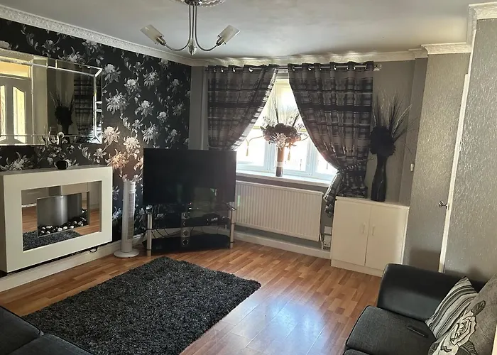 2 Bedroom House Close To City Centre With Gated Driveway