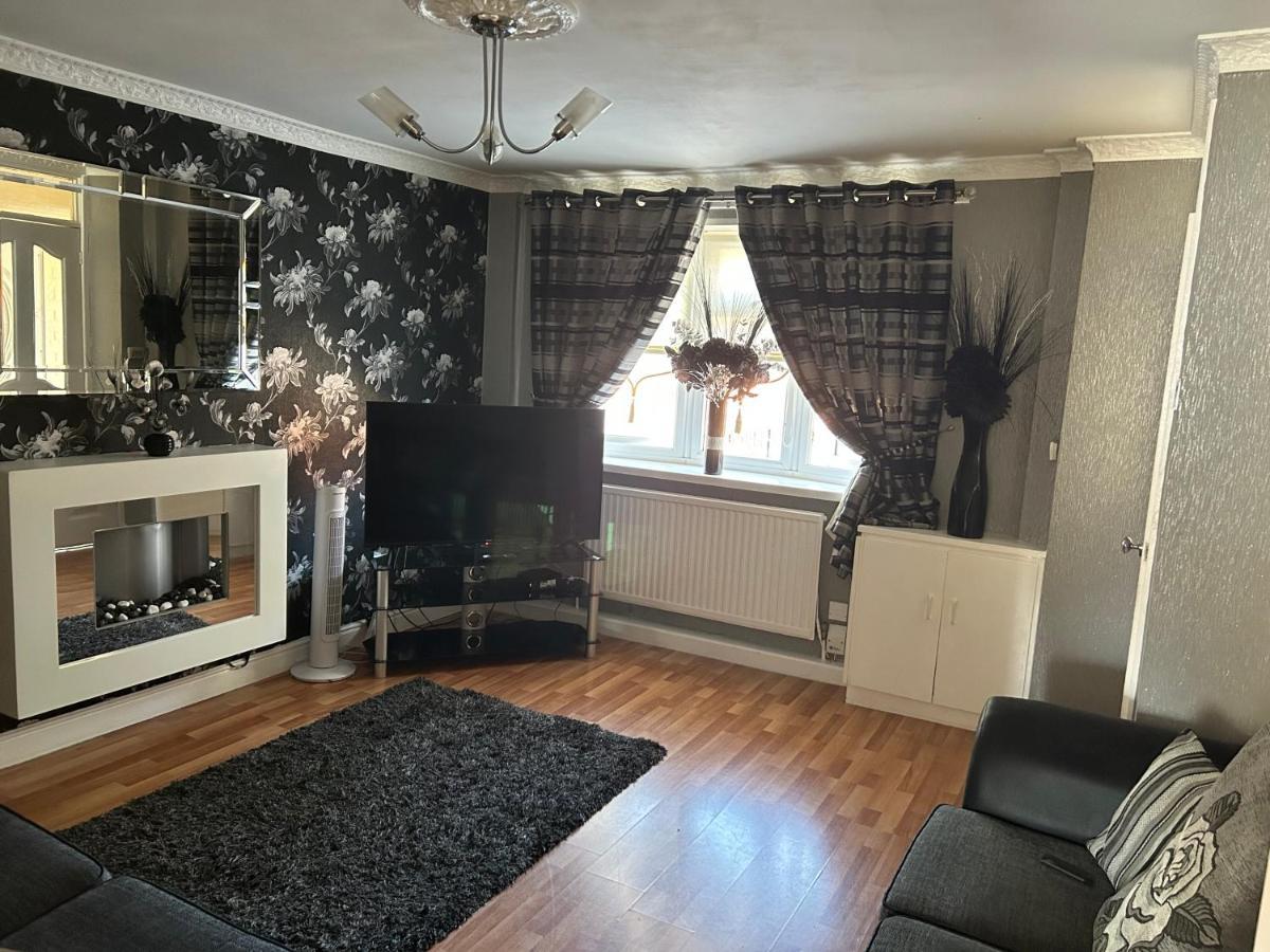 2 Bedroom House Close To Centre With Gated Driveway Ferienhaus