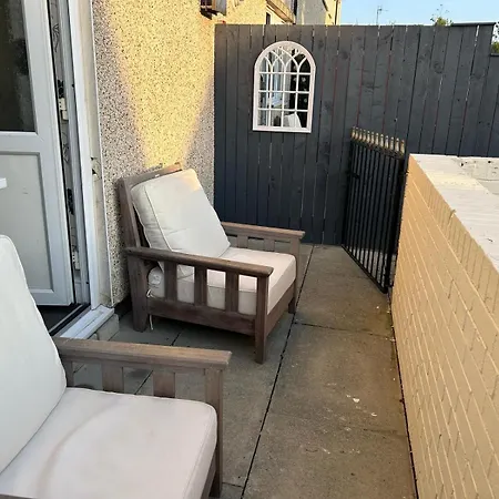 2 Bedroom House Close To City Centre With Gated Driveway Liverpool Exterior photo