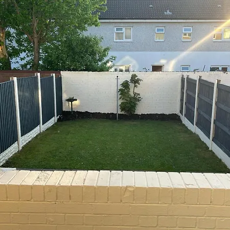 2 Bedroom House Close To City Centre With Gated Driveway Liverpool Exterior photo