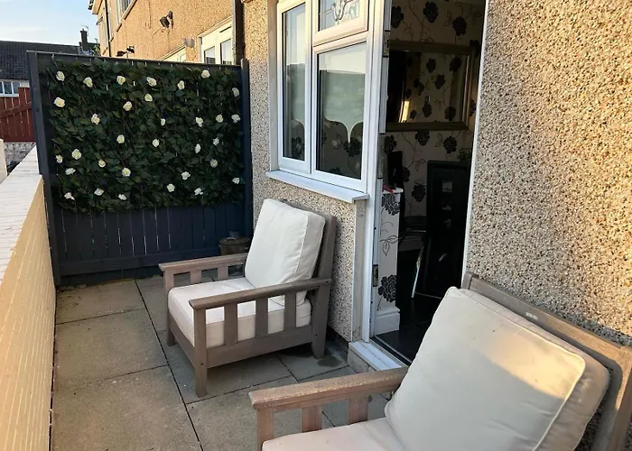 2 Bedroom House Close To City Centre With Gated Driveway