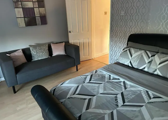2 Bedroom House Close To City Centre With Gated Driveway