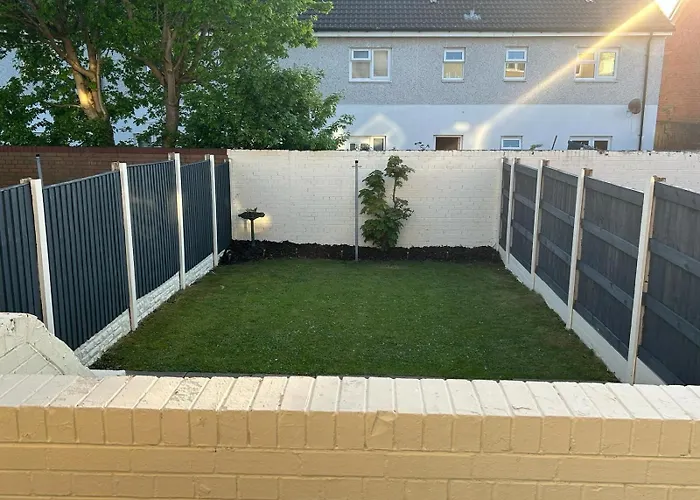 2 Bedroom House Close To City Centre With Gated Driveway