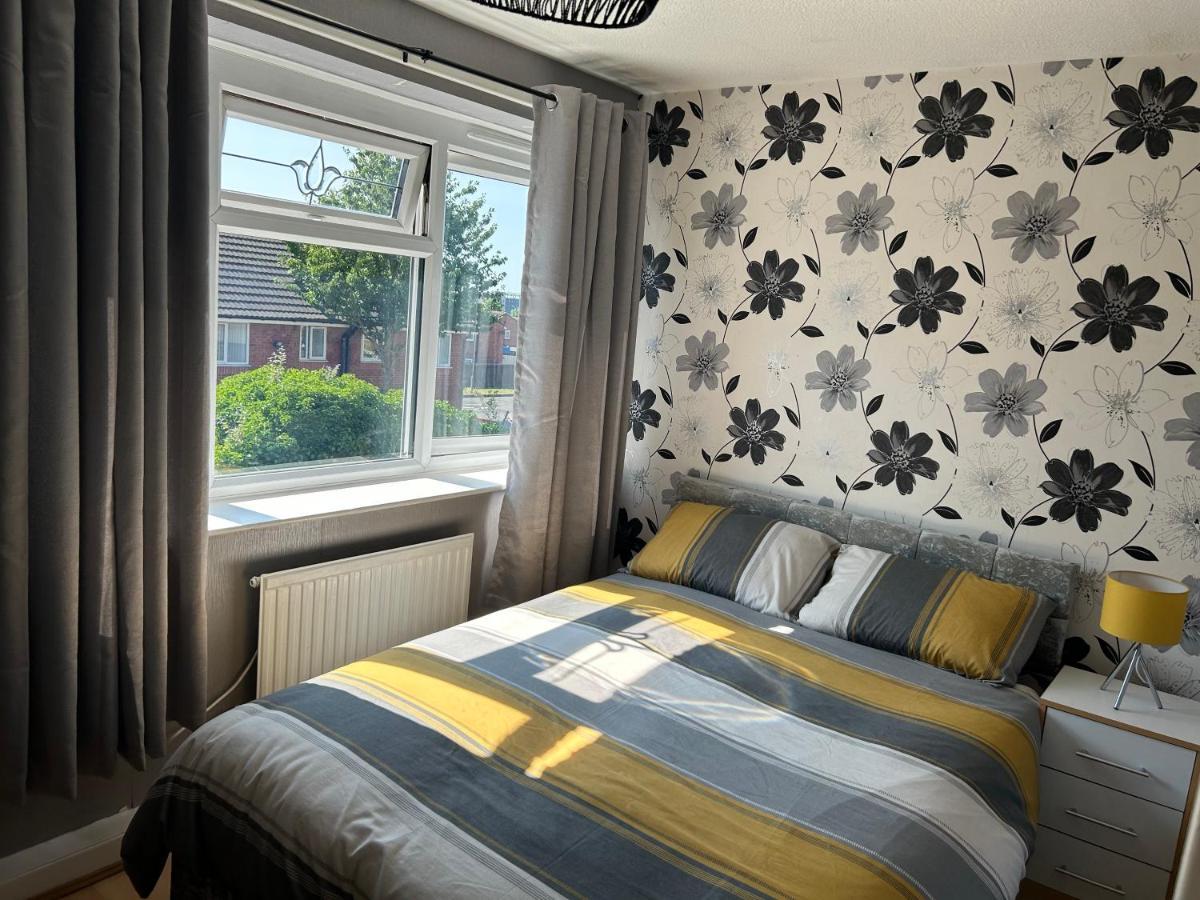2 Bedroom House Close To Centre With Gated Driveway *