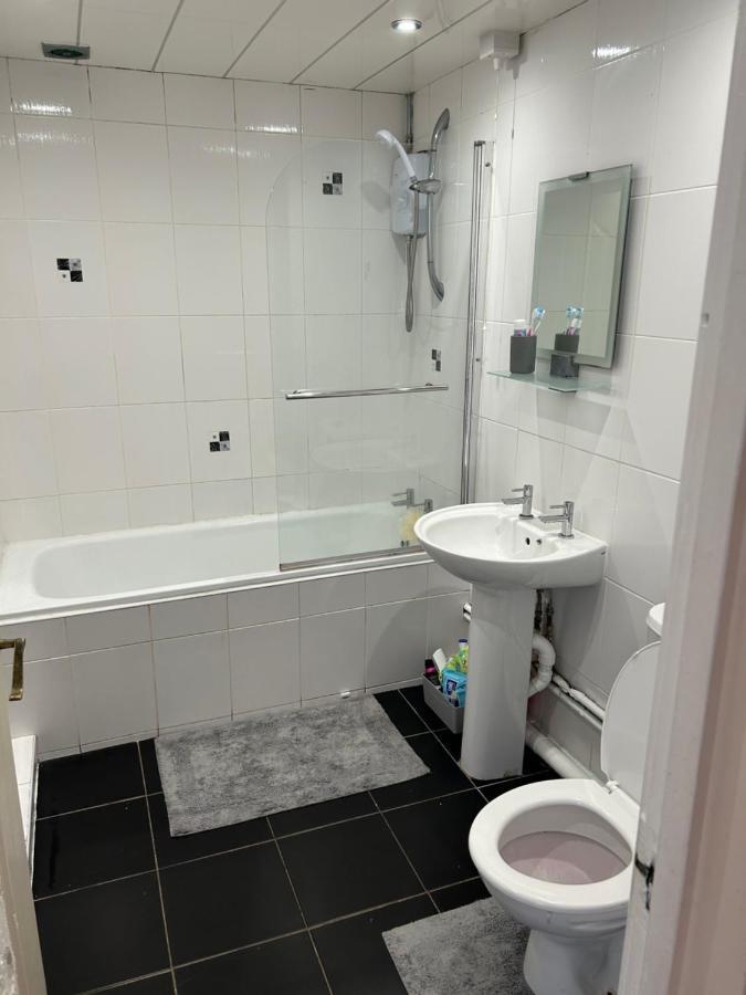 2 Bedroom House Close To Centre With Gated Driveway Ferienhaus *