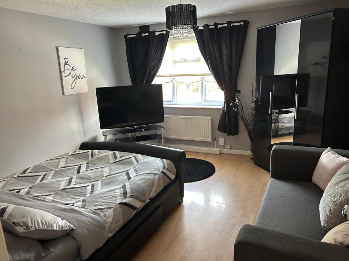 2 Bedroom House Close To Centre With Gated Driveway Liverpool