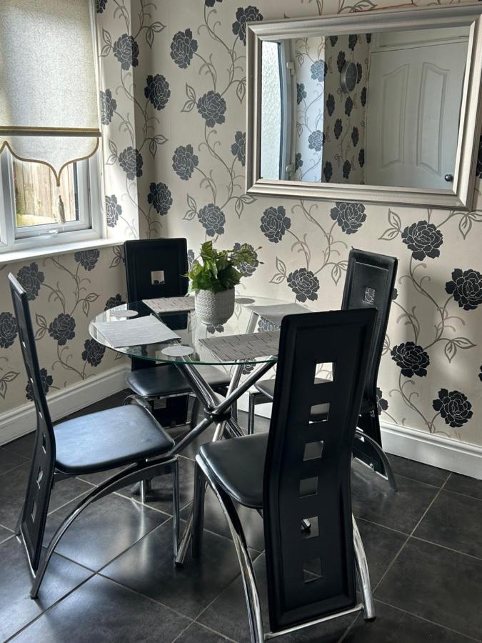 2 Bedroom House Close To Centre With Gated Driveway Liverpool