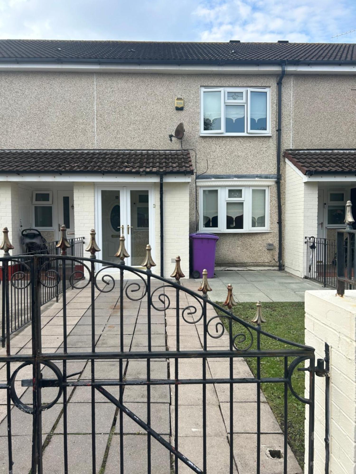 2 Bedroom House Close To Centre With Gated Driveway