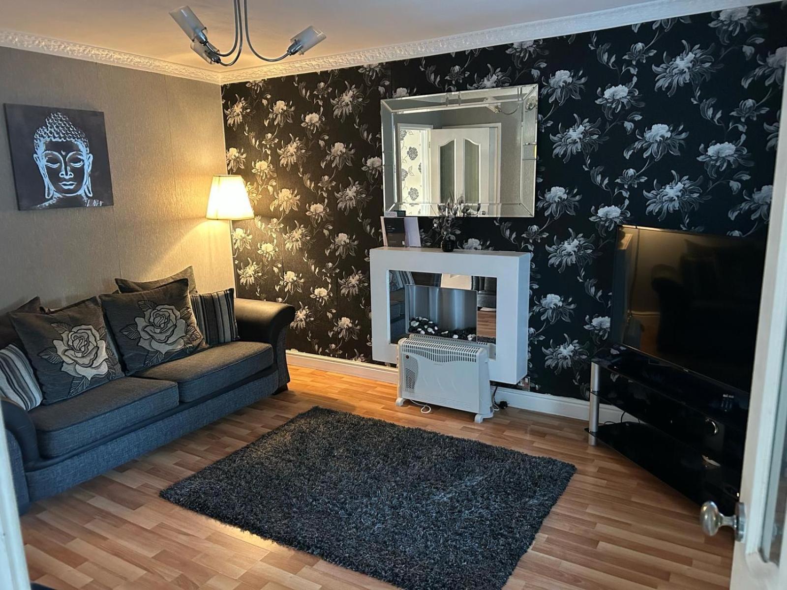 2 Bedroom House Close To Centre With Gated Driveway Liverpool