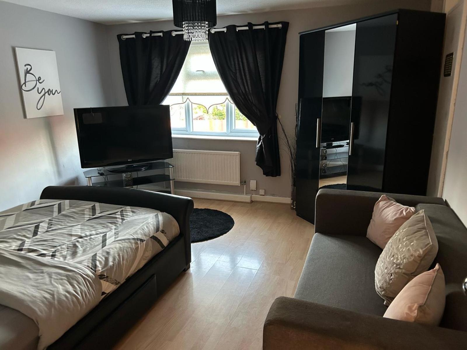 2 Bedroom House Close To Centre With Gated Driveway * Liverpool